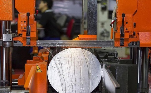 田东立式金属带锯床切削出现跑带故障解决方法！